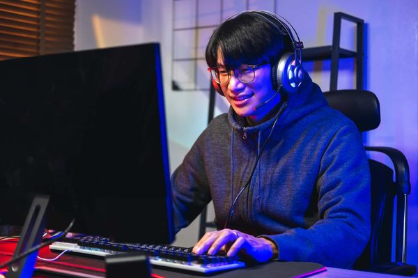 Comment organiser une compétition de slam poétique avec des thèmes inspirés par l'actualité ?