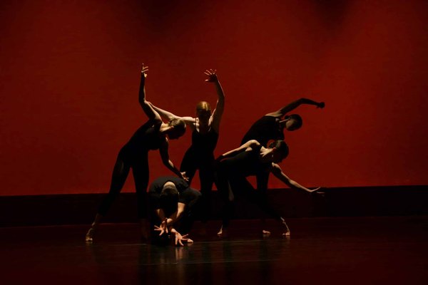 Comment créer un événement de danse contemporaine inspiré par des œuvres d'art célèbres ?