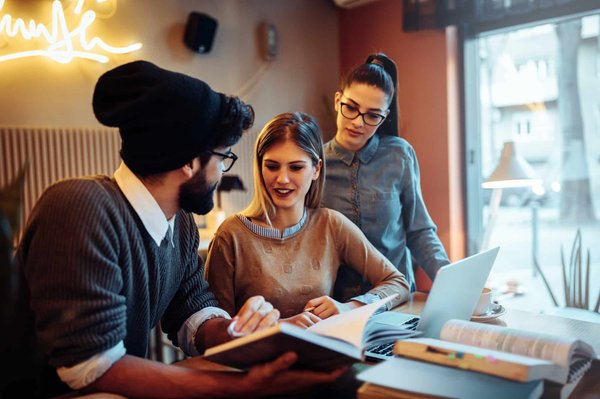 Quelles astuces pour mettre en place une initiative de partage de connaissances entre générations sur l'artisanat ?